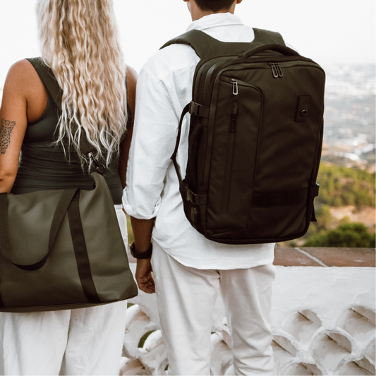 Rejsende par med rejse taske og totebag, viser minimalistisk pakning med vakuum rejsetaske og håndbagage